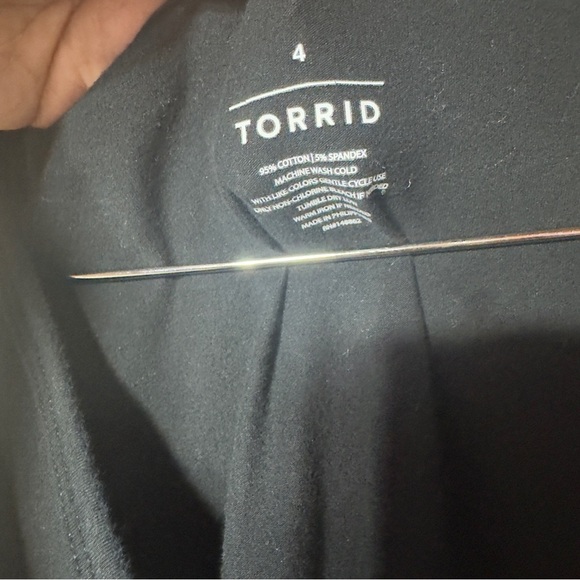 Torrid Foxy V-Neck Zip-Front Cold Shoulder Top Black Women Size 4X - Picture 9 of 9